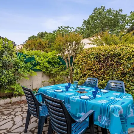 Pretty Little House With A Terrace - - Welkeys